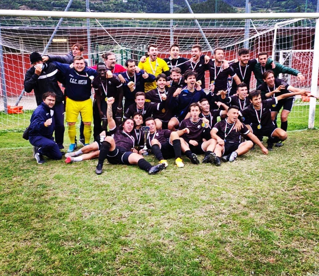 パオロ・デ・チェリエのインスタグラム：「GRANDI RAGAZZI @cgc_aosta , orgoglioso di voi, sempre bello VINCERE UN TROFEO #calcio #vittoria #coppa #passion #team #derby」