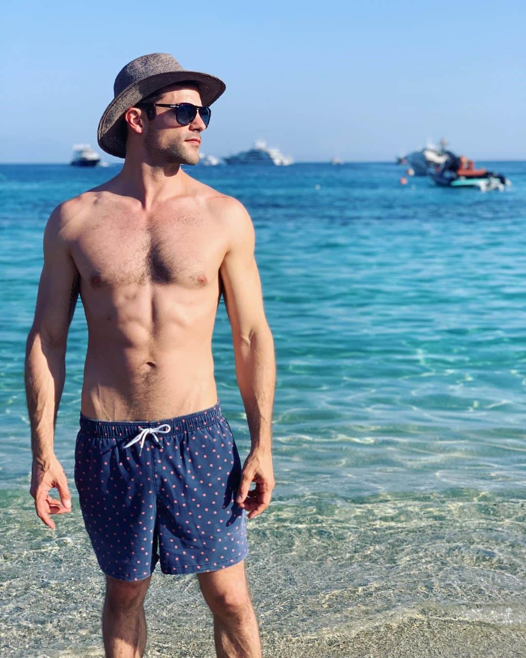 ブラント・ドーハティのインスタグラム：「Lookin like a mannequin someone left on the beach 😂」