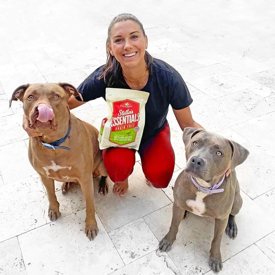 アレックス・モーガンのインスタグラム：「Excited to be joining the @stellaandchewys family! I know that proper nutrition and peak performance go hand in hand. That’s why I feed Kona and Blue @stellaandchewys. Win a year’s worth of Stella’s Essentials kibble to help your own dog stay happy and healthy! Link in bio. #ad #stellaandchewys⁣ ⁣ ⁣ No purchase necessary. Legal residents of the 50 United States (D.C.) and Canada 18 years and older. Ends 11/22/20.」