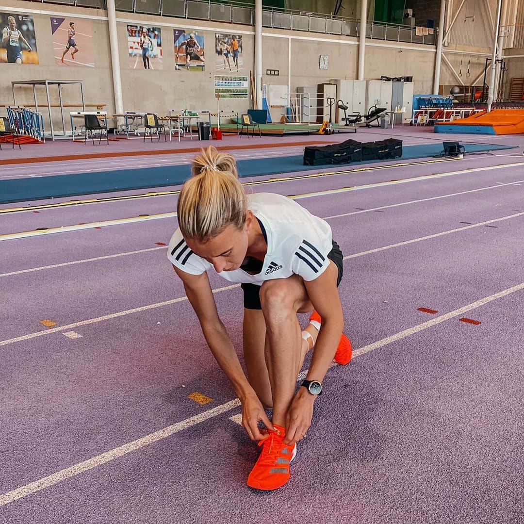 リンジー・シャープのインスタグラム：「Have you ever thought about how many times you’ve tied your shoes. Mad.」