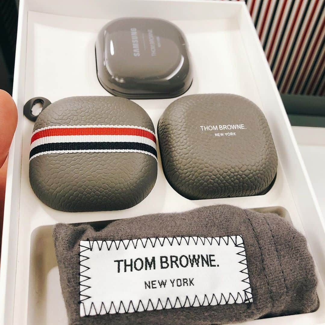 ジャスパー・リューさんのインスタグラム写真 - (ジャスパー・リューInstagram)「Oh my god !! SAMSUNG x THOM BROWNE  就這樣折起來了!!! ：） 진짜 대박 !!! @samsungtaiwan  #GalaxyZFold2 #GalaxyZFold2ThomBrowneEdition #ThomBrowne #未來由我展開」9月29日 2時41分 - ryu19860812