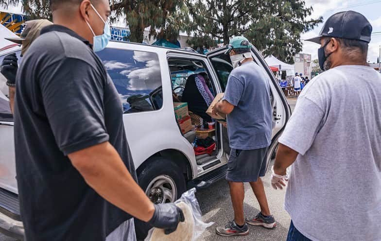 ヤシエル・プイグのインスタグラム：「Heads up San Fernando, CA and surrounding neighborhoods - my @wildhorsefdn is distributing 40 lbs of pork and chicken tomorrow between 9-12 to families that register (see LINK IN BIO).   Once you register you will receive an email with the location address. We just ask you to register and wear a mask. We need to be here for each other during these times.   If you would like to volunteer please contact Cris @qbanloca72, cause it takes a village.   #puigyourfriend」