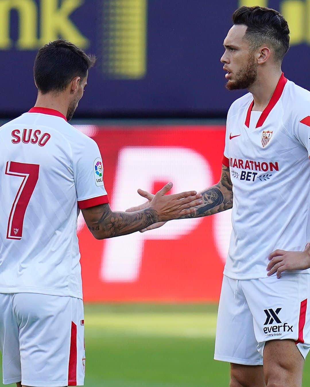 セビージャFCさんのインスタグラム写真 - (セビージャFCInstagram)「📸 #suso 🤝 #ocampos 😏  #felizlunes #wearesevilla #vamosmisevilla #laliga」9月29日 2時46分 - sevillafc