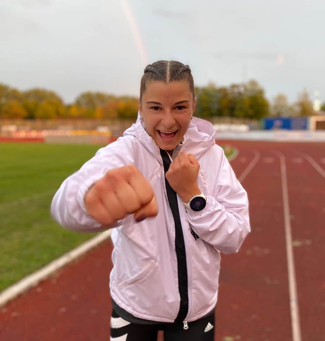 Katrin Fehmのインスタグラム：「Durchkämpfen 👊🏽✌🏽 Nur so kommt man erfolgreich durch den Aufbau 🙃 @adidas_de hat immer die richtige Kleidung für mich parat 🙏🏽 . Schöne Woche!  . . 📸 @anna.fame  . #trackgirl #running #trackandfield #passion #comebackstronger #motivation #shapeisback Werbung」