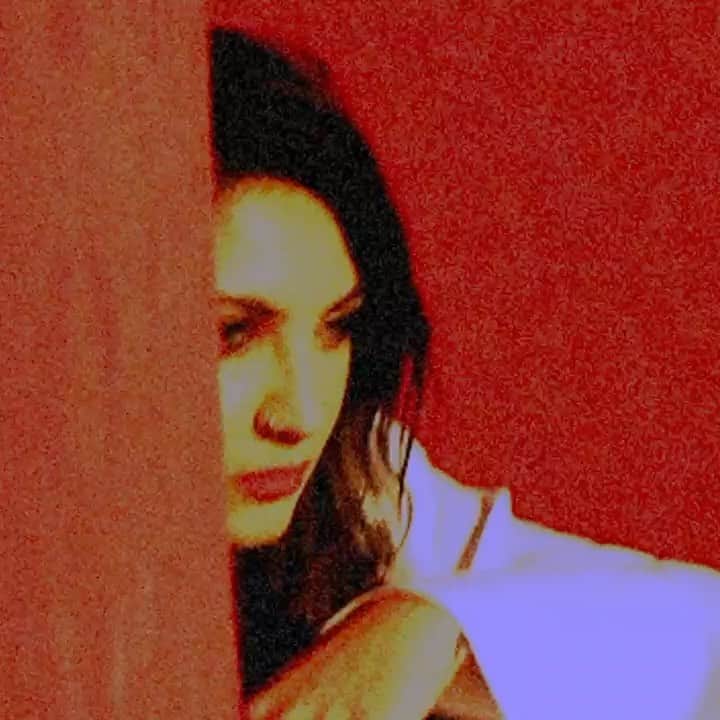 Julia Michaelsのインスタグラム：「3 more sleeps #LieLikeThis」
