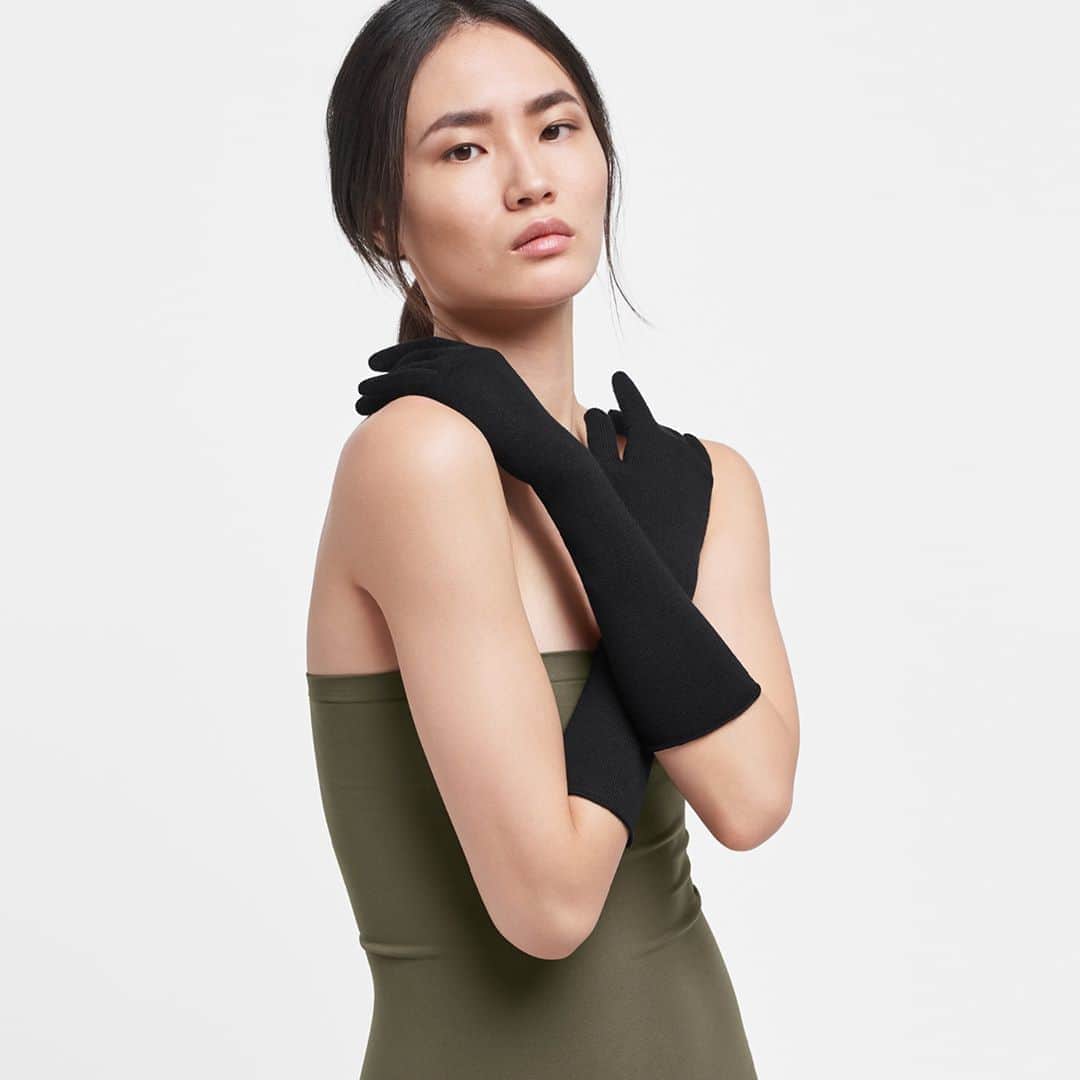 のインスタグラム：「The feel of our fine merino Montana Gloves is like nothing else. Your hands deserve to feel cozy too, you know.⁠ ⁠ #WolfordFashion #NewCollection #autumnwinter2020」