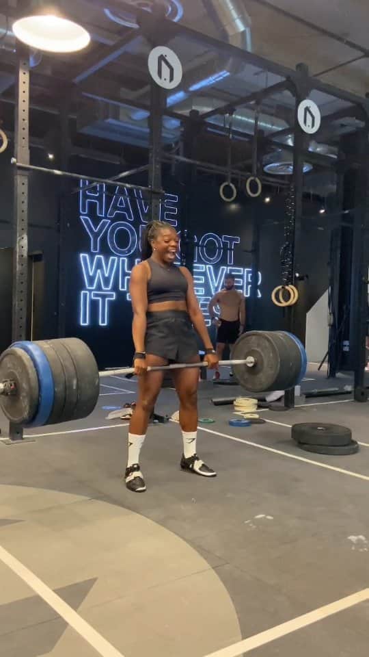アシャ・フィリップのインスタグラム：「Off-Season and I've still got it 😜💪🏾🏋🏾⁣ ⁣ ⁣ 🦈 @gymshark ⁣ ⁣ 🎥: @tomlowefit ⁣ ⁣ #Deadlift #OffSeason #Training #CrossFit #Gymshark #Gym #Workout」