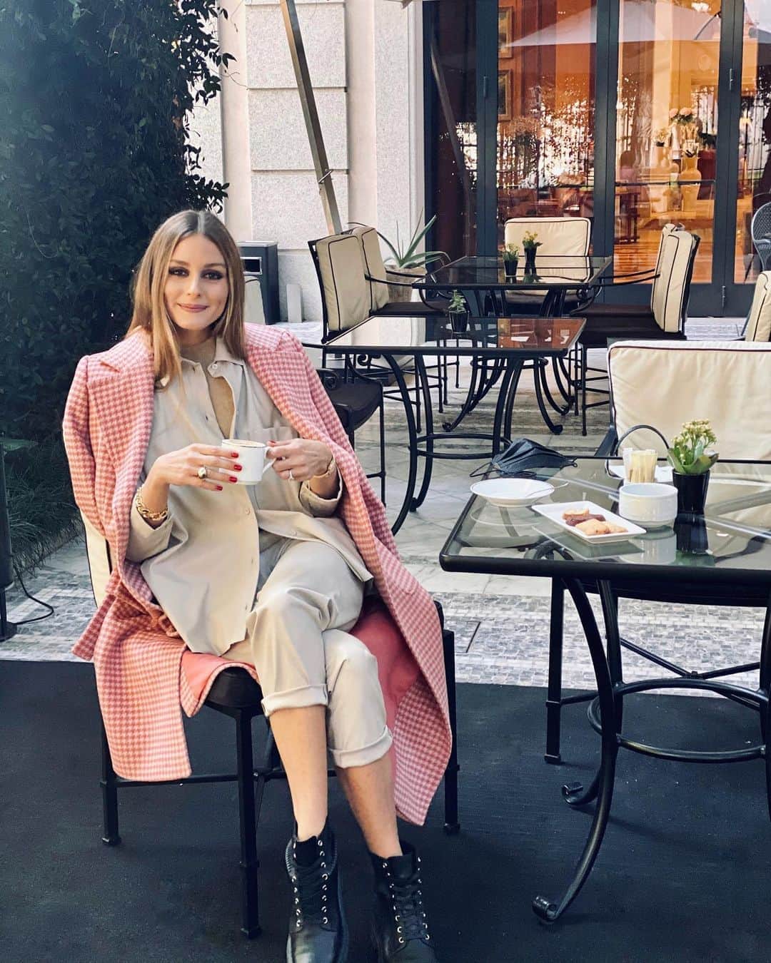 オリヴィア・パレルモのインスタグラム：「What a fab way to end our last day of #MFW - a socially distant ☕️ in the gorgeous gardens! Thank you @palazzoparigi for another incredible stay. Arrivederci Milano! 💃🏼🤗 #ad」