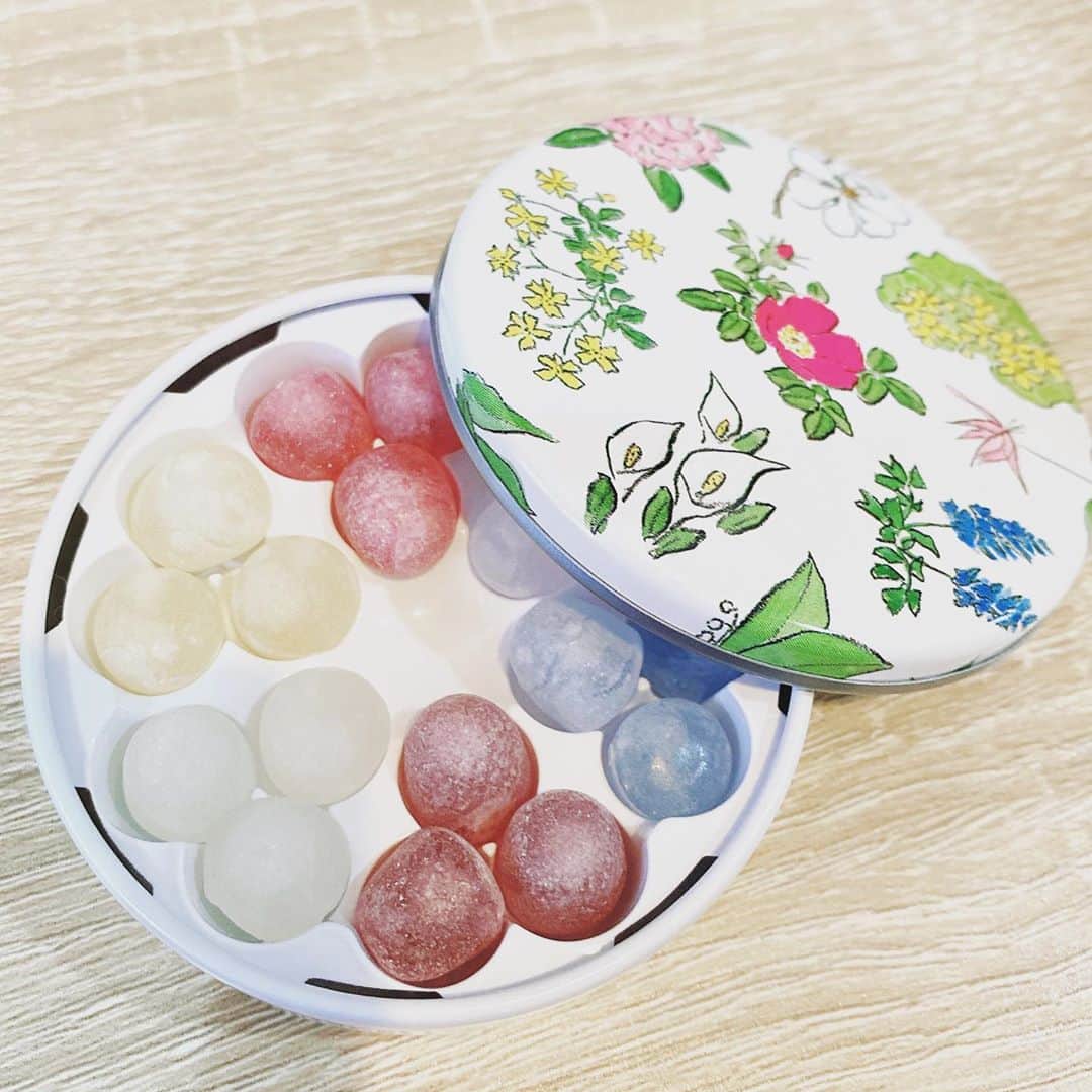 大谷咲子さんのインスタグラム写真 大谷咲子instagram 六花亭 の 六花のつゆ お取り寄せしました サクッとしたお砂糖の中にお酒が入ってます 琥珀糖のような ボンボンってやつでしょうか 北海道のお土産はこれにしてほしいってくらい美味しいです 9月