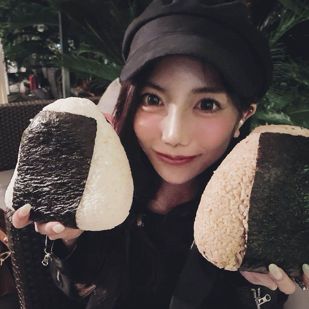 上條唯さんのインスタグラム写真 - (上條唯Instagram)「顔よりでかいおにぎり🍙 . #美脚 #美脚女子 #痩せたい #細くなりたい #competitor #makeup #筋トレ女子 #メイク #girl #model #被写体モデル #自撮り #自撮り女子 #自撮り界隈 #自撮り部 #セルフィー #セルフィー女子 #ダイエット #selfie #diet #痩せる方法 #脚やせ #脚やせダイエット #腹筋女子 #脚痩せ #筋トレ女子 #35キロ #15キロ減 #followｍe #フォローミー」9月29日 3時13分 - yui_kamijo