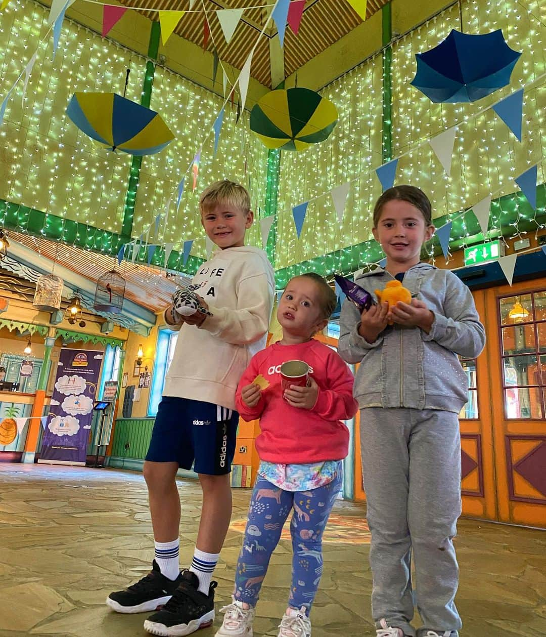 ダニエル・オズボーンさんのインスタグラム写真 - (ダニエル・オズボーンInstagram)「Cute picture of my babies from our weekend at Alton Towers ❤️ we had just spent 7.5 hours in the indoor water park! Amazing time ❤️ p.s.. how are they getting so big so quickly?! 😩❤️」9月29日 3時17分 - danosborneofficial