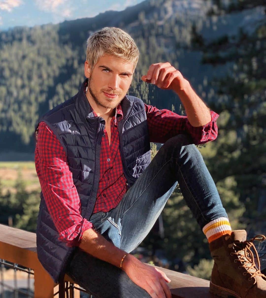 ジョーイ・グレーセッファさんのインスタグラム写真 - (ジョーイ・グレーセッファInstagram)「alexa play the climb by my miley cyrus 🌄🥾」9月29日 3時20分 - joeygraceffa