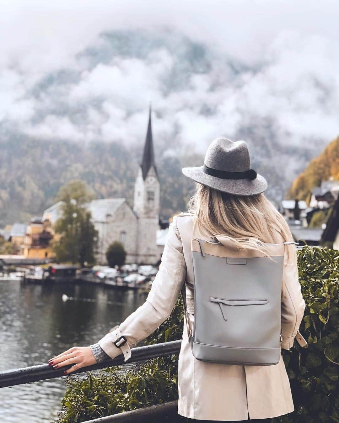 Kapten & Sonさんのインスタグラム写真 - (Kapten & SonInstagram)「'This season is for trenchcoats and hats.' 🍂 @promemoriaa combines our backpack Umea Sand Grey to her autumn outfit! 🙌 #bekapten #kaptenandson⁠ .⁠ .⁠ .⁠ #backpack #hallstatt #austria #austriatravels #travelling #travelgram #explore #inspiration #autumnoutfits #localspots #fashion #style⁠」9月29日 3時30分 - kaptenandson