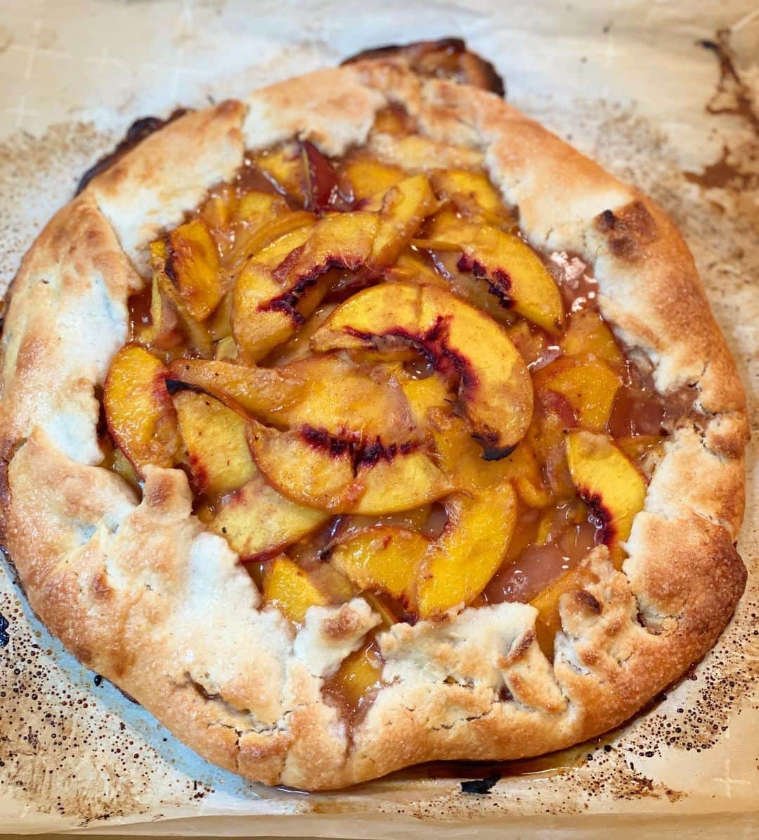 アリ・ラーターのインスタグラム：「Last call for peaches! 🍑」