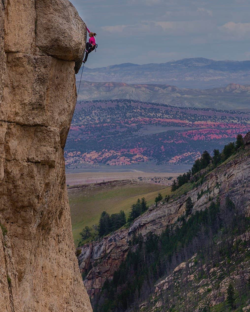 サッシャ・ディギーリアンさんのインスタグラム写真 - (サッシャ・ディギーリアンInstagram)「I have spent a couple summers climbing in the Lander, WY region. The community here has absolutely touched my heart in a very special way. My first time visiting Wolf Point was right before my Dad passed away. I remember blindly flying out to Lander, WY, and staying with Brian and Mandy Fable @climbersfestival - where I then quickly became friends and climbing partners with Inge Perkins, along with @dbcash @bjtilden @liz.lightner @samlightnerjr , Randy, and the two Kyles, along with a collection of very special people. The day after this photo was taken, my mom called me from the ambulance in Alexandria, VA, where my dad had just suffered from a hemorrhagic stroke in the living room of my childhood home.  I flew home on the next flight I could get, and joined my family at the hospital. My dad never woke up from this stroke, which had caused excessive bleeding to his brain. A couple weeks after his funeral, I chose to return to Lander. It’s hard to explain, but the community here quickly had left such a strong imprint in my heart, and it is where I yearned to return to heal.  I spoke about my dad for the first time at the Climber’s Fest that summer. - Wolf Point resembles so much more than an incredible, wild place to climb. It is community and the very epitome of what I love about climbing.  - If you want to help support areas like this, Wolf Point, please visit the link in my bio 🧗🏼‍♀️🤍」9月29日 3時43分 - sashadigiulian