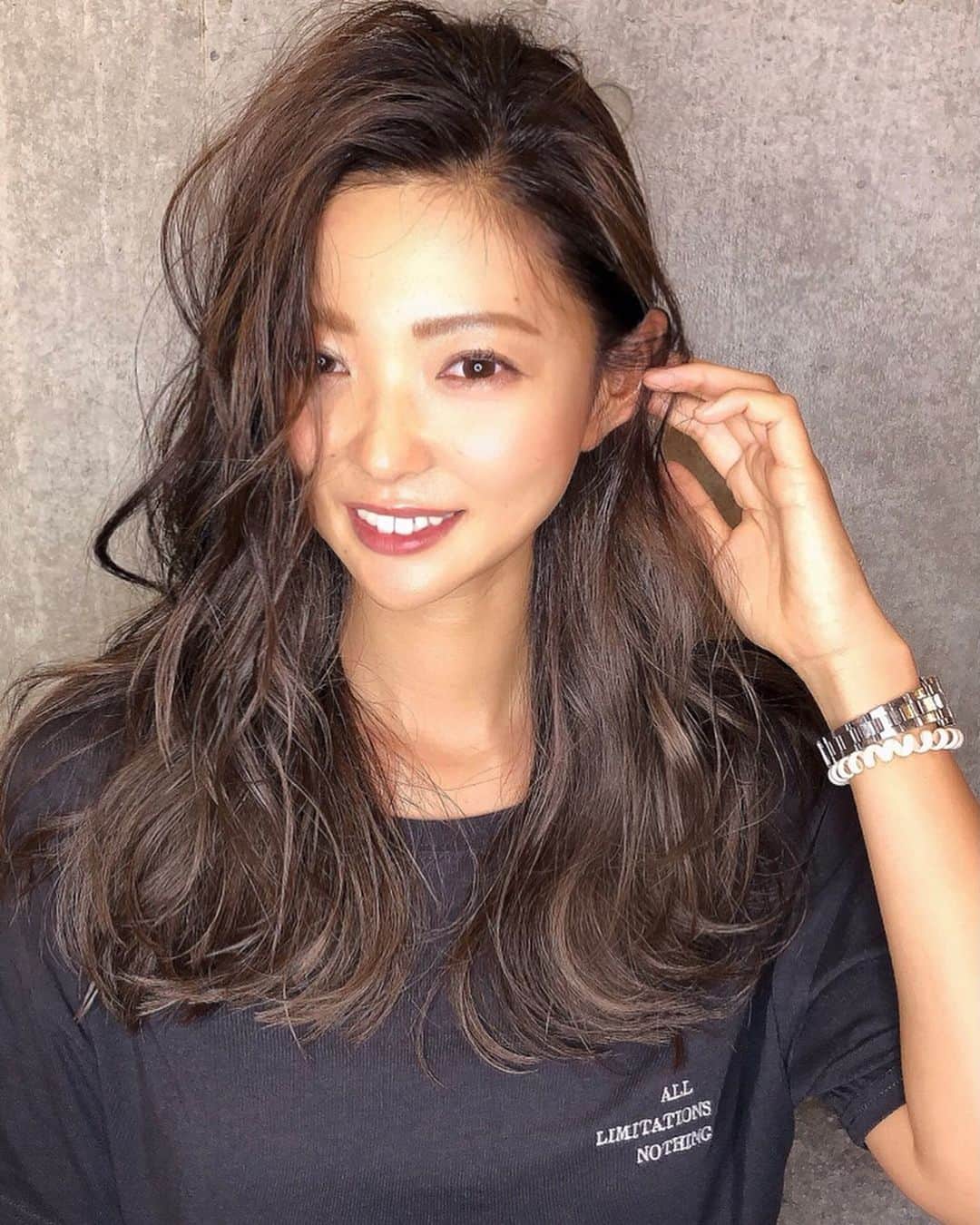 斉藤潤一のインスタグラム：「女の人は30代から更に綺麗になると思う 俺はその手伝いを極限まで引き出せる様に技術とセンスを磨いていきます。 今日はインナーメッシュとカットとoggi ottoトリートメント オッジィオットを最大限使いこなして 髪の修復と色の均等性を考えてやりました。 BeforeとAFTERを比較してください。 オッジィオットをやっているお店ならどこでもできるわけではなく。 かなりの数と経験から導き出した入れ方なので是非ROCOSPEARZでやってみて下さい。  #髪質改善   スタイリスト　#斉藤潤一  〒150-0041 東京都渋谷区神南 ご予約はこちらへ ☞☞ TEL ☏﻿ ﻿03-3462-2093 web  roco@1cs.jp 渋谷 美容室 #rocospearz . 〒150-0041 東京都渋谷区神南1-14-9 第7FMGビルB1F . . ご予約はこちらへ ☞☞ TEL ☏﻿ ﻿03-3462-2093 web  roco@1cs.jp . ★平日  open  11:30-22:30 ★土日祝  open  11:00-21:30  #渋谷#東京#oggiotto#新宿#新宿美容室#白髪#外国人風#バレイヤージュ #hair#渋谷美容室 #インナーカラー#オシャレ #綺麗#外国人風カラー#ショートヘア #ヘアアレンジ #ケアブリーチ  #30代 #newcolor # #tokyo #shibuya #hair #オッジィオット #モデル#バレイヤージュカラー #バレイヤージュグラデーション#30代ファッション」