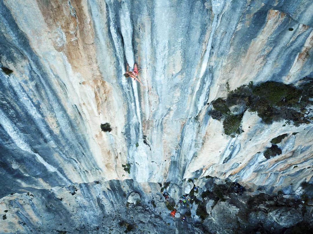 シャーロット・デュリフのインスタグラム：「Our friends at @epictvclimbing are following the [🌍 #aworldlesstraveled rewind⁠ ] done by @coldhousemedia by re-publishing all our Destination films!!  Fun fact: they are publishing them exactly 3 years after we were in each country!  1st one - Greece 🇬🇷 -  just came out and it's all beautiful memories and images 😍  📷 by @joshlrsn  @mountainhardwear @petzl_official @eb_climbing @volxholds @luxov_connect @cavokortiaofficial」