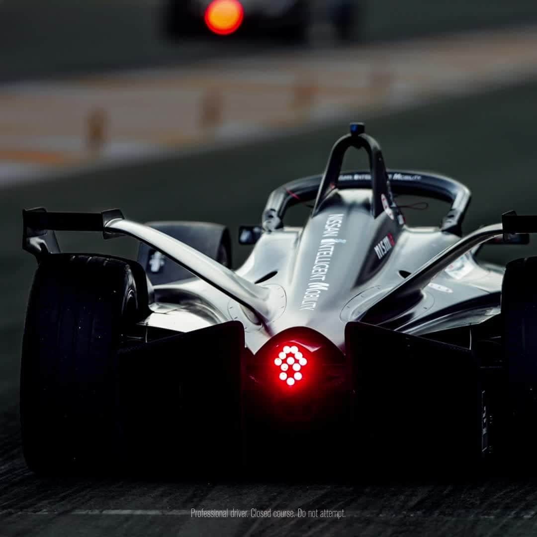 Nissan USA Official Instagram accountのインスタグラム：「Mastering the #ElectricVehicle from road to racetrack.」