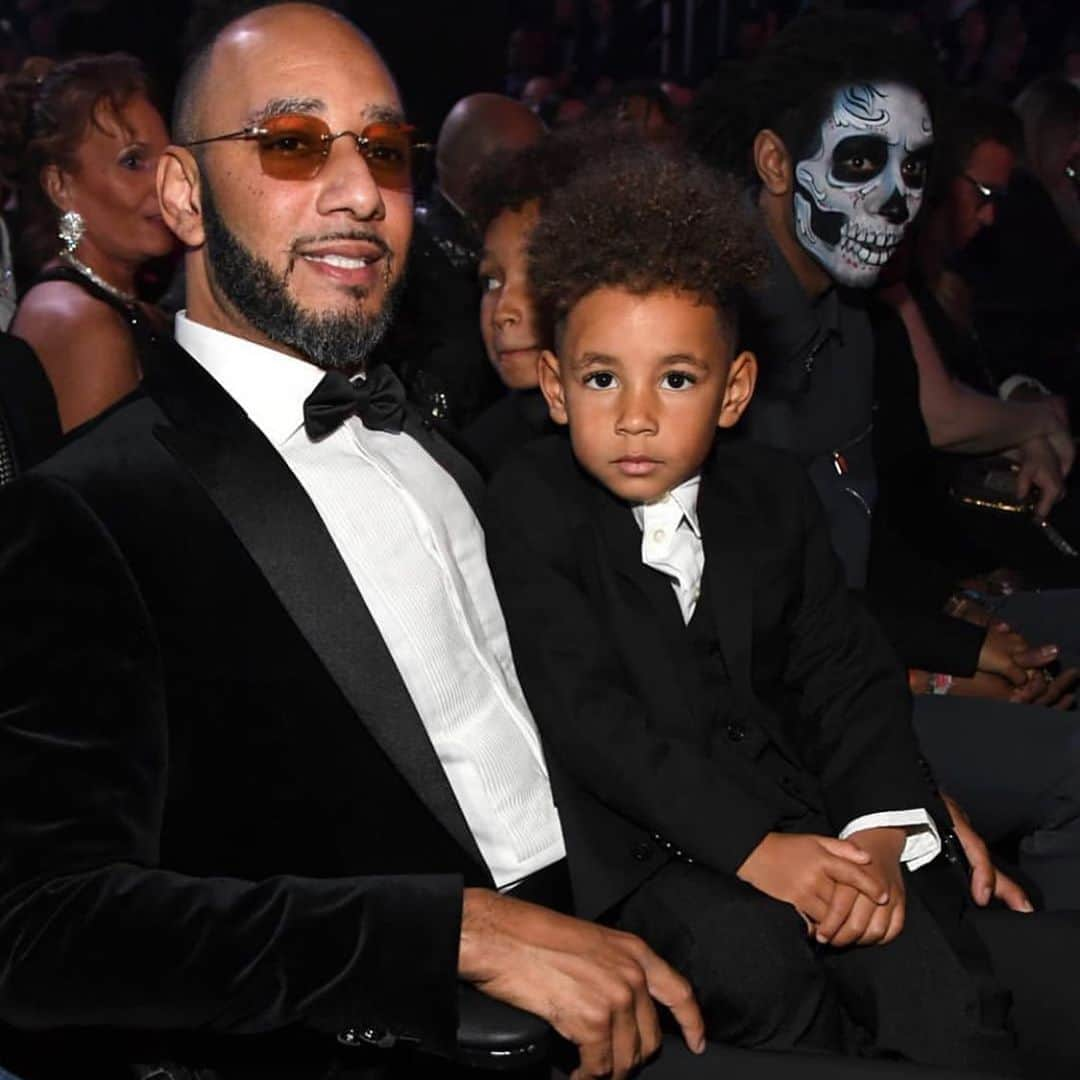 スウィズ・ビーツさんのインスタグラム写真 - (スウィズ・ビーツInstagram)「My team different !!!! My son @notemarcato pulled up to the Grammys in full mode on em 💀💀💀 #nationalsonsday  @yayachronicles we didn’t forget you King 🤲🏾」9月29日 3時53分 - therealswizzz