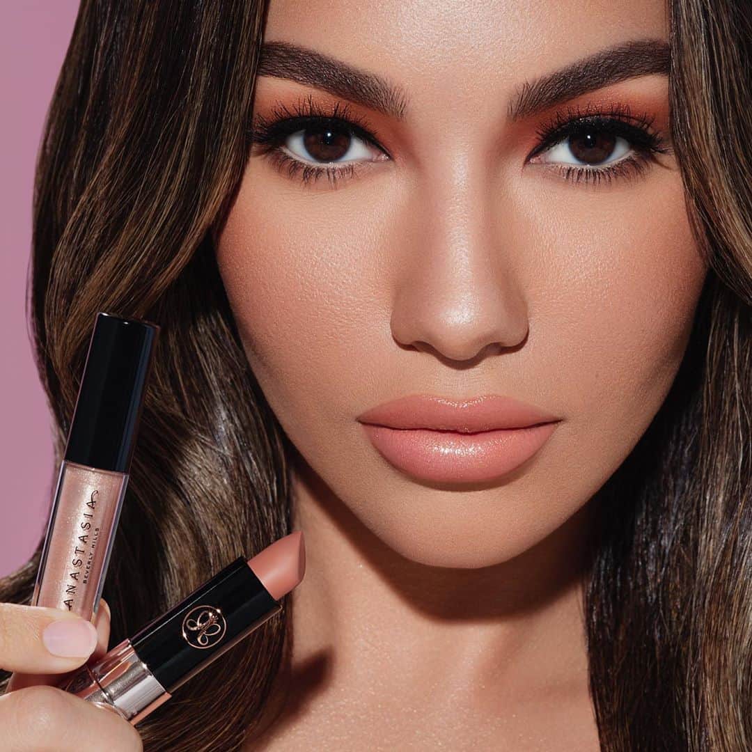 Anastasia Beverly Hillsさんのインスタグラム写真 - (Anastasia Beverly HillsInstagram)「Love this lip combo 💋  Bubbly gloss from the Haute Holiday Mini Lip Gloss Set with Soft Brown Brow Definer for lip liner and Nude Matte lipstick」9月29日 3時53分 - anastasiabeverlyhills