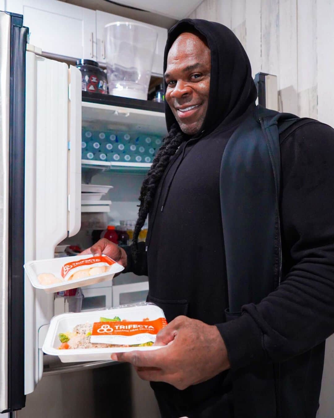 カイ・グリーンのインスタグラム：「💥HOW MANY MEALS A DAY DO I EAT When you’re aspiring to be a top tier athlete, having your nutrition match up with your efforts has to be a priority. Over the years you learn from trial and error, you troubleshoot, and what I can say based on my own personal experiences is that sometimes simpler is better. What I mean by this is that having a meal protocol that is based around lean sources of proteins, vegetables, & whole grains. @Trifecta not only offers amazing fresh meals that arrive directly to your doorstep but they have À la carte items or bulk foods as I like to call them, makes preparation even easier!! .. Real talk, if you guys haven’t checked out the quality and taste of #trifecta go check em out right now online at trifectanutrition.com/kaigreene or just click the link in my bio and let me know what ya think!! .. — WHY I CHOOSE TRIFECTA ⏱Time Saving 🥩Bulk Options 🤜🏾Touchless Delivery ✨Fresher Food 🥦Organic Produce ❌Never Frozen ⛔️Non GMO」