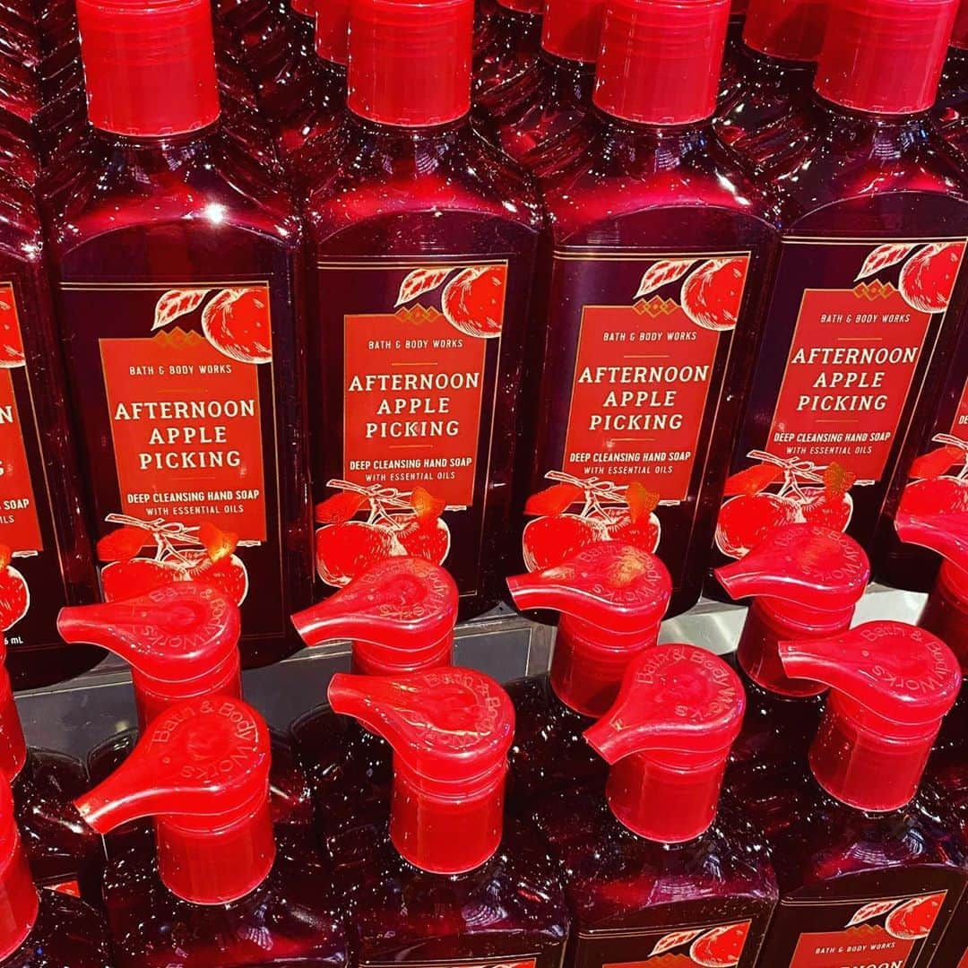 Bath & Body Worksさんのインスタグラム写真 - (Bath & Body WorksInstagram)「Time for a hand washing break! ⏰Afternoon Apple Picking 🍎 + clean, healthy hands 👐 = the perfect 20-second Fall escape 🍁」9月29日 4時00分 - bathandbodyworks