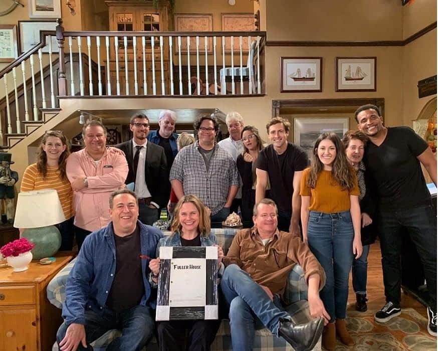 アンドリア・バーバーのインスタグラム：「A good friend (hi @johndbeck!) reminded me it was a year ago this week that we shot the script that I wrote for @fullerhouse. The writers couldn’t have been more welcoming, supportive, and kind. ❤️ I will never forget this moment...or the many, many stories told in the writers’ room. 😆✏️📄 #fullerhouse #yentacorner #whyisitsocoldinhere」