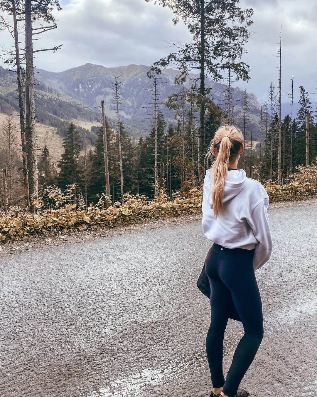 アガタ・クリゲルのインスタグラム：「Ponad 20km wspinaczki pierwszego dnia ❤️ #Tatry #MorskieOko #Zakopane #polishgirl #body #polskadziewczyna #hiking #blonde」