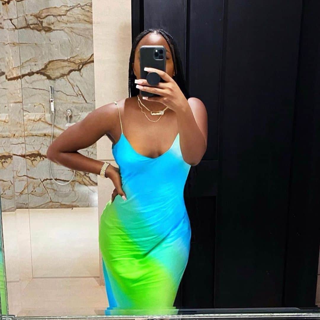 ダニジョーのインスタグラム：「BODY LANGUAGE 🧞‍♂️🐠💦 @charmladonna in the Ombré Slip 〰️ #dannijogirls」