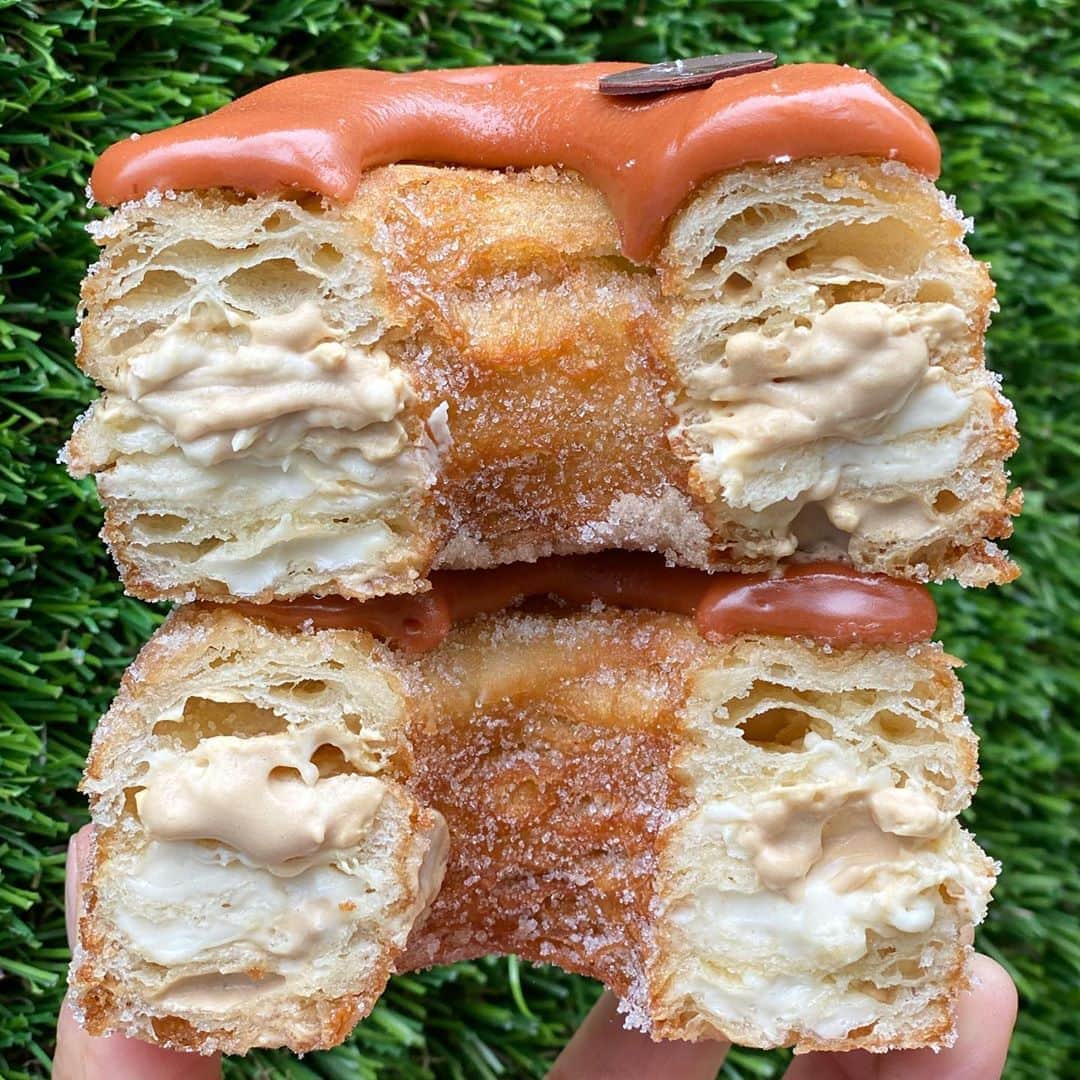 DOMINIQUE ANSEL BAKERYさんのインスタグラム写真 - (DOMINIQUE ANSEL BAKERYInstagram)「3 days until October and our Hazelnut Cappuccino Cronut®, filled with hazelnut ganache and cappuccino ganache. Starts October 1st, preorders are up now at NYC.CronutPreorder.com for pick-ups here in Soho.」9月29日 4時31分 - dominiqueansel