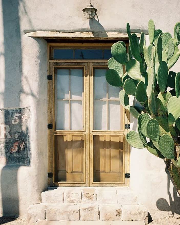 カレントエリオットのインスタグラム：「desert cottage dreams 📷: @betsyandjohnphoto」