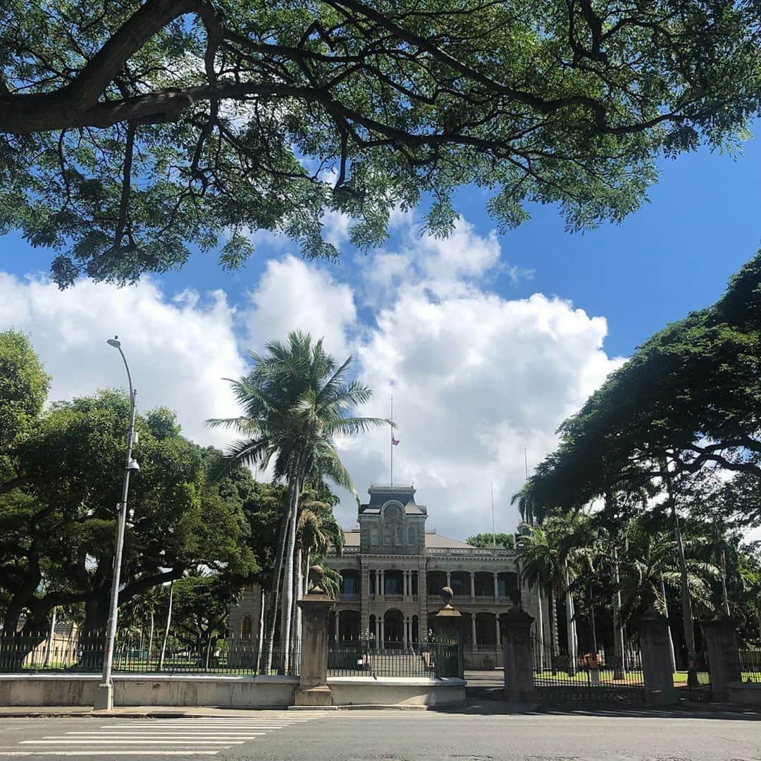 Honolulu Myohoji Missionさんのインスタグラム写真 - (Honolulu Myohoji MissionInstagram)「🏛 When you see this photo, what did you think? Perhaps... #iolanipalace seems so quiet, The sky looks so blue and nice, or I also want to go out and take a walk.  All answers are all great, but it’s a good idea to find something positive on each judgement.  It’s important to have positive mind. Positive thinking will attract positive feelings, hence it will bring positive opportunities.  * * * #ハワイ #ハワイ好きな人と繋がりたい  #ハワイだいすき #ハワイ好き #ハワイに恋して #ハワイ大好き #ハワイ生活 #ハワイアン航空#HawaiianAirlines #ハワイ行きたい #ハワイ暮らし #オアフ島 #ホノルル妙法寺　#思い出#meditation #瞑想 #honolulumyohoji #honolulumyohojimission #御朱印女子 #開運 #穴場 #パワースポット #hawaii #hawaiilife #hawaiian #luckywelivehawaii #hawaiiliving #hawaiistyle #hawaiivacation」9月29日 4時42分 - honolulumyohoji