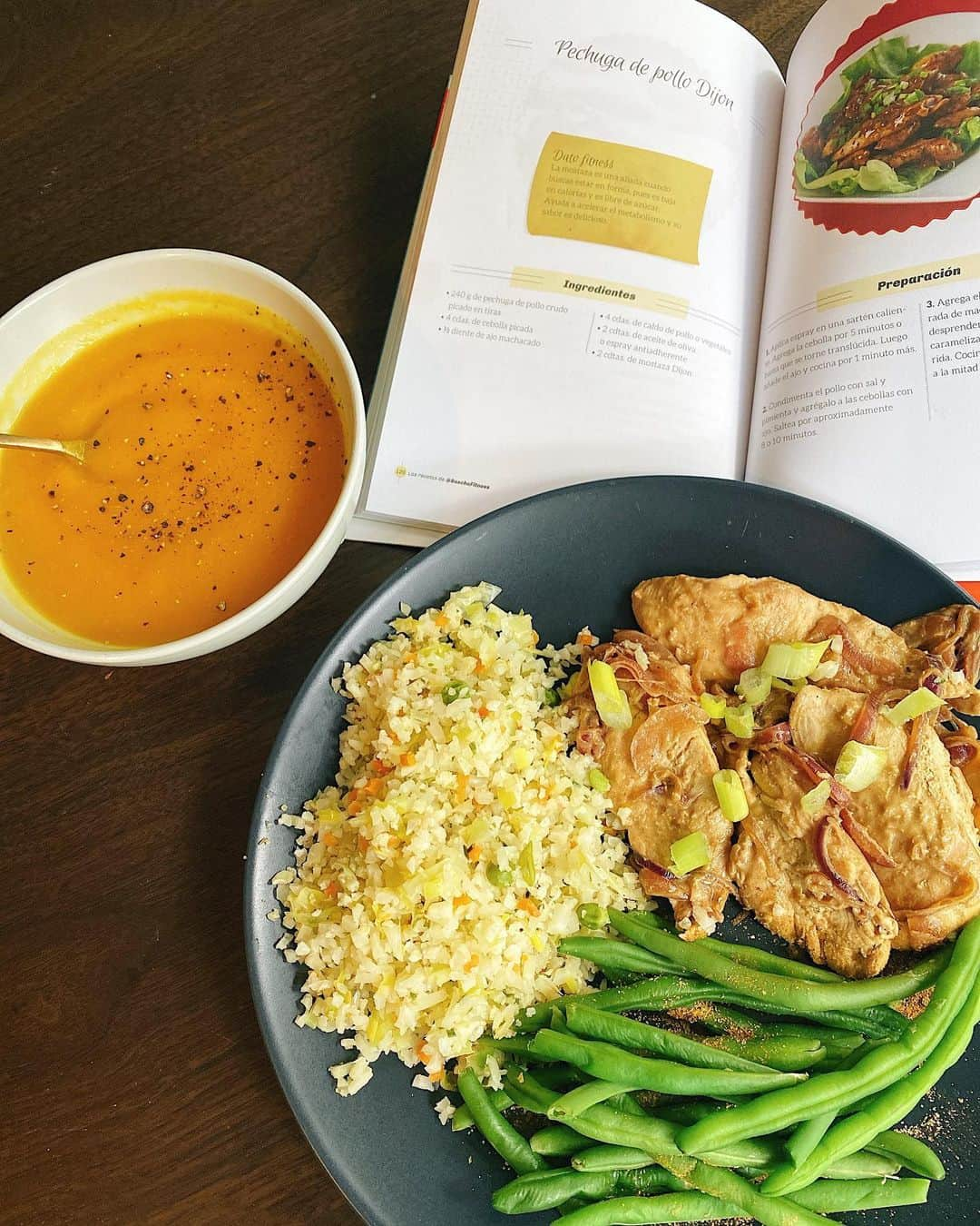 Sascha Barbozaさんのインスタグラム写真 - (Sascha BarbozaInstagram)「Almorzamos esta receta de mi libro “Las Recetas de Sascha Fitness” que es una de mis favoritas que se llama pollo Dijon, es súper sencilla, aquí se las comparto. También sopa de Auyama/calabaza sin leche, hecha con verduras (ajo porro, cebolla, ajo, cilantro) y agua. Y Arroz de coliflor. . POLLO DIJON, estas cantidades son para dos personas, si hay más gente se duplica la receta: . 240g de pechuga de pollo picado ej tiras/bastones, no muy pequeños, para que quede jugoso. 4 cucharadas de cebolla picada o en juliana. 1/2 diente de ajo machacado. 4 cucharadas de caldo de pollo o vegetales.  Dos cucharaditas de aceite de oliva. Dos cucharaditas bien llenas de mostaza Dijon/ o 1 cucharada grande.  . Calienta la sartén, agrega la cebolla por cinco minutos hasta que esté translúcida. Luego añade el ajo y cocina por un minuto más.  Condimenta el pollo con sal marina y pimienta, agrégalo a las cebollas y saltear por aproximadamente ocho o 10 minutos. Agrega el caldo y con una cuchara de madera raspa la sartén para que desprenda cualquier trozo de cebolla caramelizada que haya quedado adherida. Cocina hasta que el caldo reduzca a la mitad y agrega la mostaza. Coloca cebollín por encima al servir.」9月29日 4時43分 - saschafitness