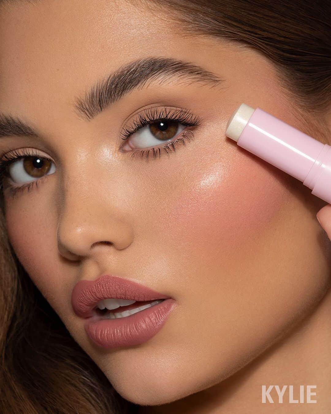 Kylie Cosmeticsさんのインスタグラム写真 - (Kylie CosmeticsInstagram)「Spotlight Kylight and In My Feels Blush are the perfect duo for a flushed & glowy look ✨ shop our ultra creamy, blendable sticks now on KylieCosmetics.com」9月29日 4時38分 - kyliecosmetics