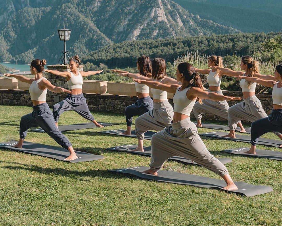 Oyshoさんのインスタグラム写真 - (OyshoInstagram)「Inhale and exhale and practice the warrior pose in our harem trousers. #oysho #oyshosports #yoga #meditation」9月29日 4時44分 - oysho