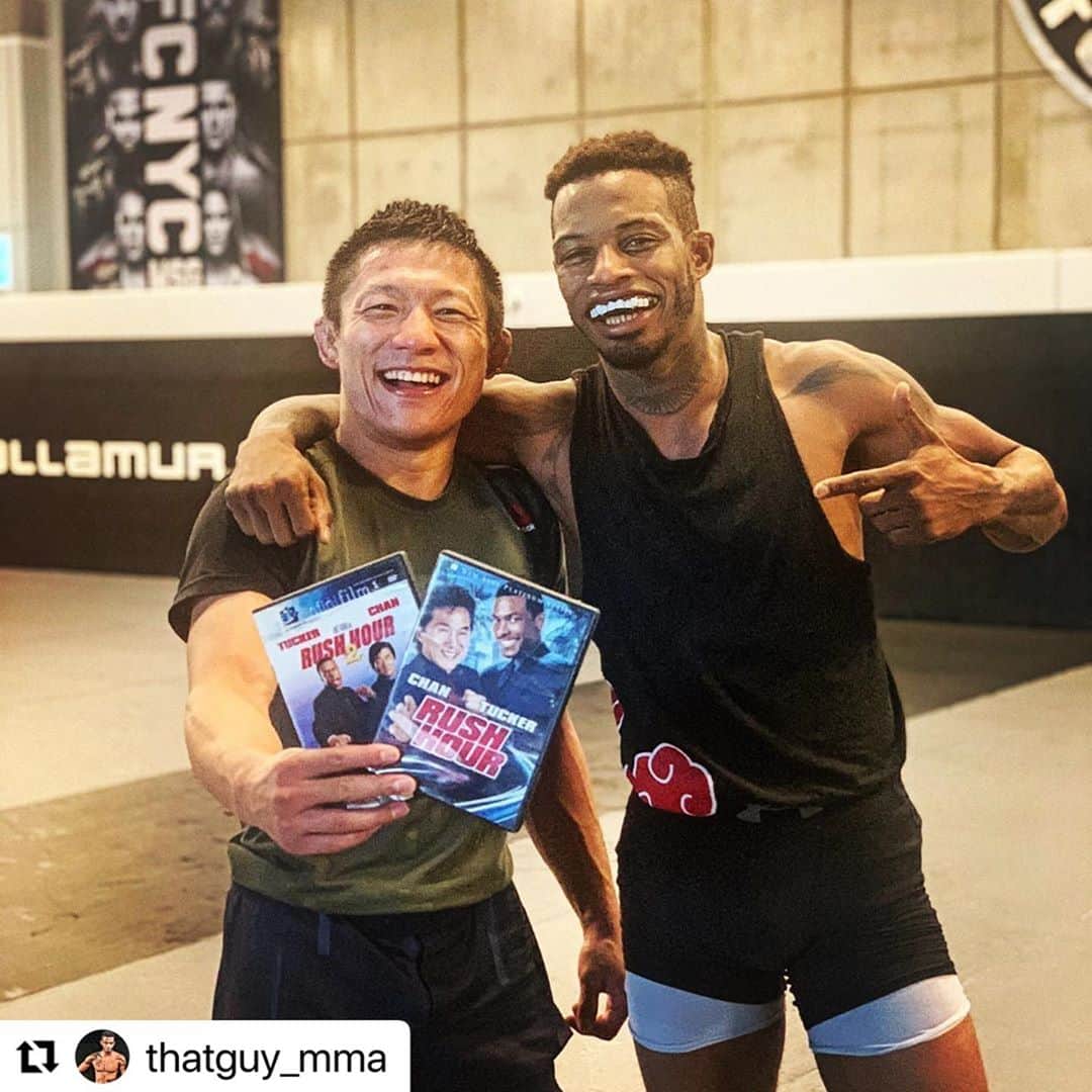 堀口恭司のインスタグラム：「Josh gave me a present! 🤣」