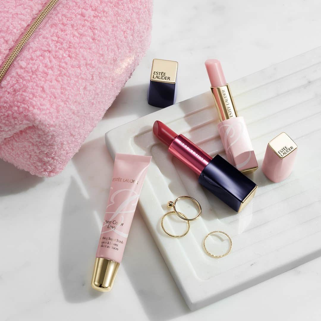エスティローダーさんのインスタグラム写真 - (エスティローダーInstagram)「Smooth, replenish, and add a pop of color 💄 Our limited edition Lip Kloss Kit, created by #EsteeGlobalAmbassador @karliekloss, has everything you need to get your lip look on lock, and comes in a chic pink textured cosmetic bag 👛 Tap to shop this exclusive #PureColorEnvy set! (US Only) Each Lip Kloss Kit includes: 💋 Pure Color Envy Smoothing #LipScrub: Exfoliate and smooth  💋 PureColorEnvy Color Replenish #LipBalm: Hydrate and condition  💋 PureColorEnvy Sculpting #Lipstick in Rebellious Rose 420: Sculpt with high-intensity color  For each kit sold, Estée Lauder will donate 100% of the selling price to Kode With Klossy @kodewithklossy. The ‘Lip Kloss Kit’ will launch exclusively on Esteelauder.com on September 21st, 2020 and remain available while supplies last.」9月29日 5時00分 - esteelauder