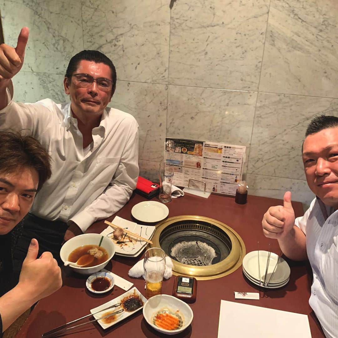のインスタグラム：「【思考の中に未来がある】  元日本商工会議所青年部会長、 尾山謙二郎先輩と会食。 郷土愛が溢れる情熱。 内側から突き動かされる、 燃え上がるような熱き志。  未来は訪れるものではなく、創り出すもの。 並はずれた夢を見て、並はずれた業績にむけて自分自身を律し日々努力する。  また明日から一歩一歩。  #尾山謙二郎 #日本商工会議所青年部  #サムライのような漢 #最後の日本男児 #麺バルプライド  #PRIDE #小路晃」