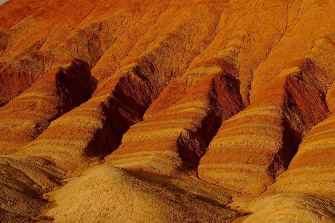 Michael Yamashitaさんのインスタグラム写真 - (Michael YamashitaInstagram)「Recognize these mountains? The Zhangye Danxia Landform Geological Park in Gansu province, best known as the Rainbow Mountains were used as a backdrop in Disney’s new feature film, Mulan. These Technicolor peaks, often over photoshopped by over zealous color photographers, can actually be found along the real life Silk Road where most of the movie’s action is supposed to be taking place. Disney showcases some of the most photogenic landscapes in China but often without regard to historical or geographic accuracy. #mulandisney #zhangyedanxia #silkroad #rainbowmountain #yamashitaphoto @thesilkroadjourney」9月29日 4時55分 - yamashitaphoto