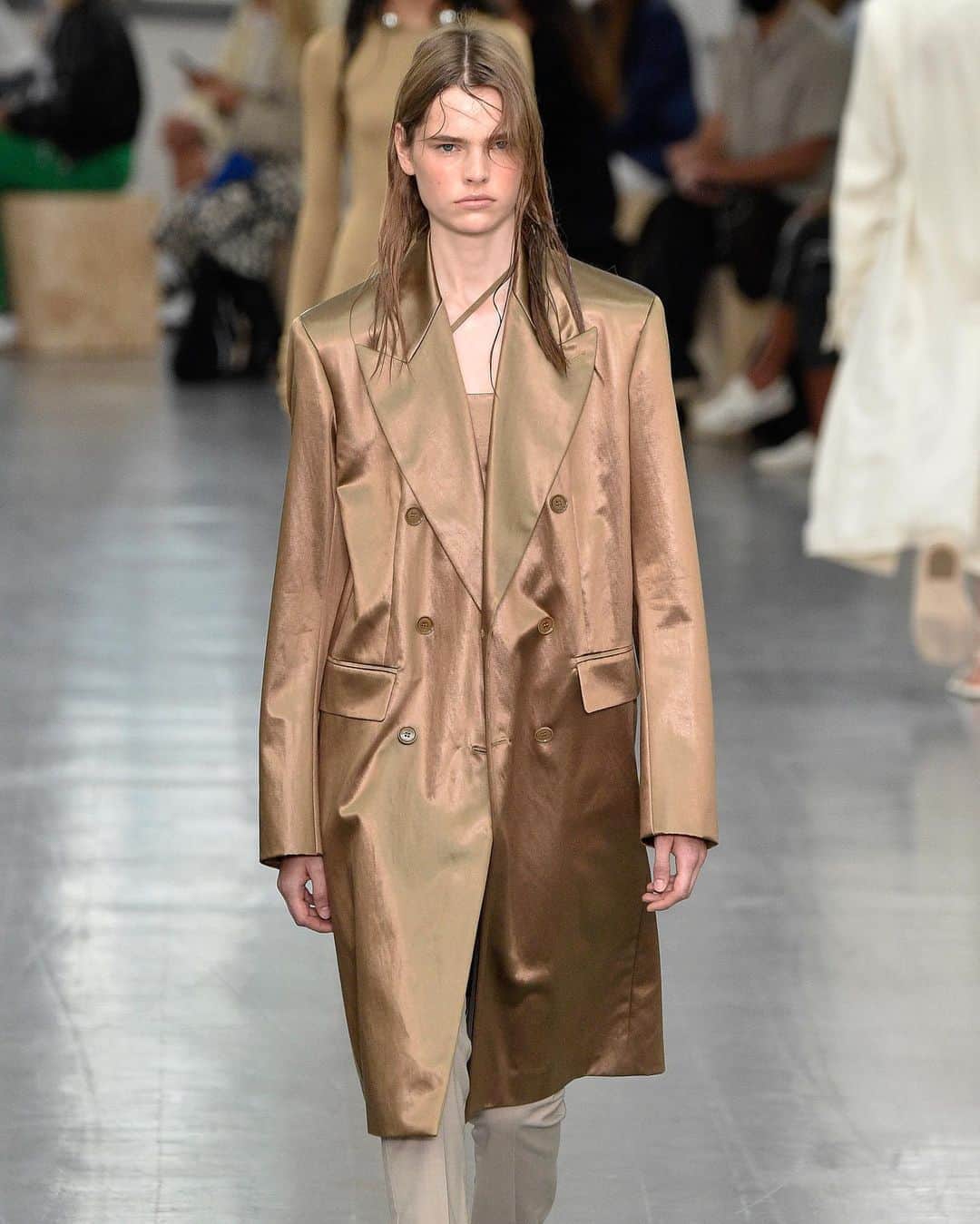 Fashion Weekのインスタグラム：「Cast in bronze 😍 Spotted on the @sportmax runway this #MFW. Photo by @gettyimages」