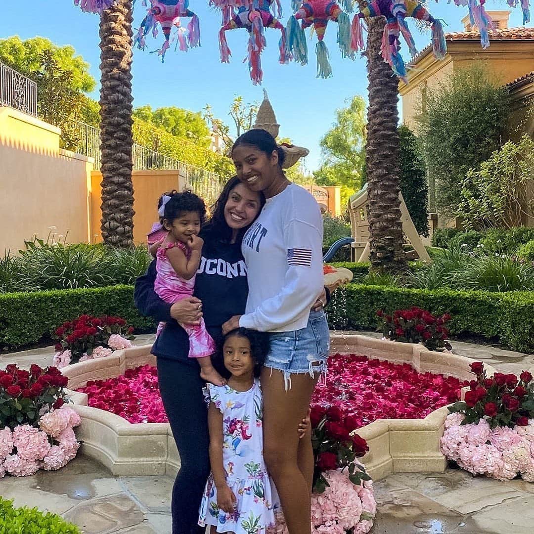 E! Onlineさんのインスタグラム写真 - (E! OnlineInstagram)「Vanessa Bryant has been sharing memories of her late husband Kobe and their daughter Gianna, while doting on her three girls at home. An inside look at how she's taking life one day at a time is at the link in our bio. (📷: Instagram)」9月29日 5時18分 - enews
