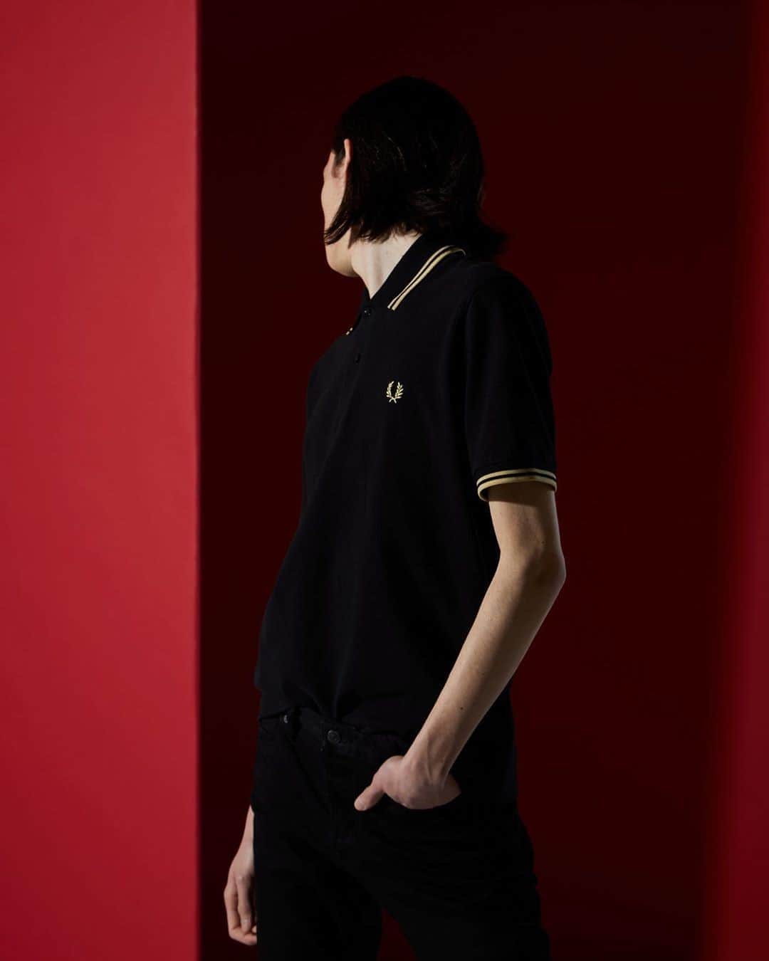 HYPEBEASTさんのインスタグラム写真 - (HYPEBEASTInstagram)「@hypebeaststyle: @fredperry has stopped selling one of its most recognizable polo shirts in North America and Canada after it was adopted as a uniform by far right group, The Proud Boys. The move regards the Black/Yellow/Yellow twin-tipped shirt, which is frequently worn by the Proud Boys, an Southern Poverty Law Center-designated hate group founded in 2016. Fred Perry disavowed the right-wing organizations and other racist and fascist groups: “Fred Perry does not support and is in no way affiliated with the Proud Boys. It is incredibly frustrating that this group has appropriated our Black/Yellow/Yellow twin tipped shirt and subverted our Laurel Wreath to their own ends. The Fred Perry shirt is a piece of British subcultural uniform, adopted by various groups of people who recognise their own values in what it stands for. We are proud of its lineage and what the Laurel Wreath has represented for over 65 years: inclusivity, diversity and independence."⁠ Photo: Fred Perry⁠」9月29日 5時10分 - hypebeast