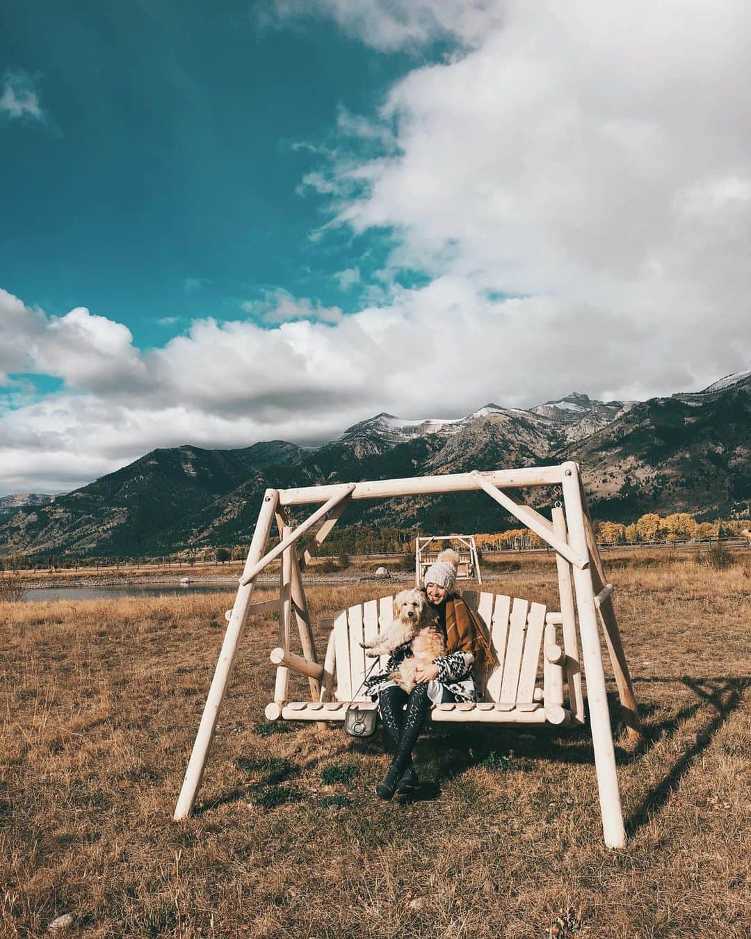 ケイト・ボイージェルのインスタグラム：「some people have sled dogs but it seems we have a swing dog 🐾 🐶 a long overdue week of cuddling up with this pup in cozy paradise coming up! @nolawestcoast 🏔🍂☀️🦌 #jacksonhole #grandtetonnationalpark #mygrandteton #afarmag」