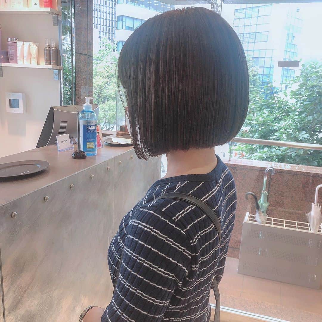 佐藤 渚さんのインスタグラム写真 - (佐藤 渚Instagram)「くせ毛さんもカットでまとまりやすいボブに  オージュアトリートメントのアクアヴィアならまとまりやすい質感を出してくれます☺︎  #ボブ#ミニボブ#グレージュ#ブリーチなし」9月29日 5時28分 - nagisa_1222