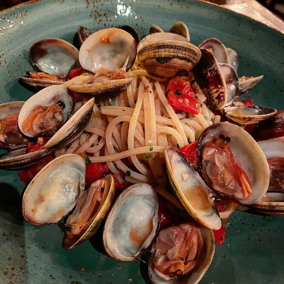 ニール・パトリック・ハリスさんのインスタグラム写真 - (ニール・パトリック・ハリスInstagram)「Dinner at @vinoebasilicoofficial in Berlin. Spaghetti with clams. Delicious.」9月29日 5時30分 - nph