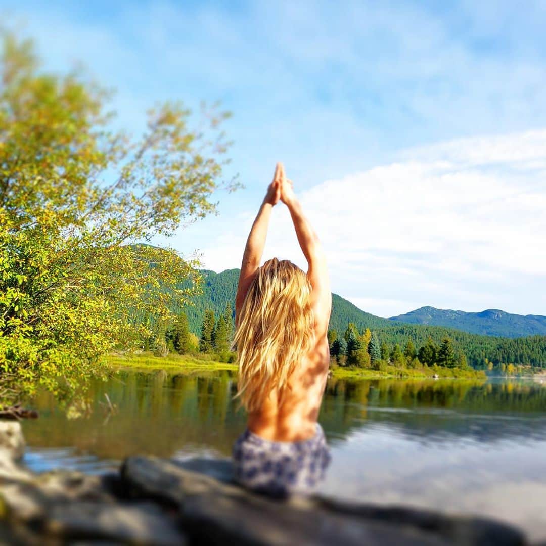 ジェイミー・アンダーソンのインスタグラム：「Beautiful day for a morning dip! Let’s all stay healthy this fall season with a wholesome diet, healthy lifestyle and healthy mindset! #coldplunge #healthisyourwealth #jafreespirit #goprohero9 👌🌜✨☀️」