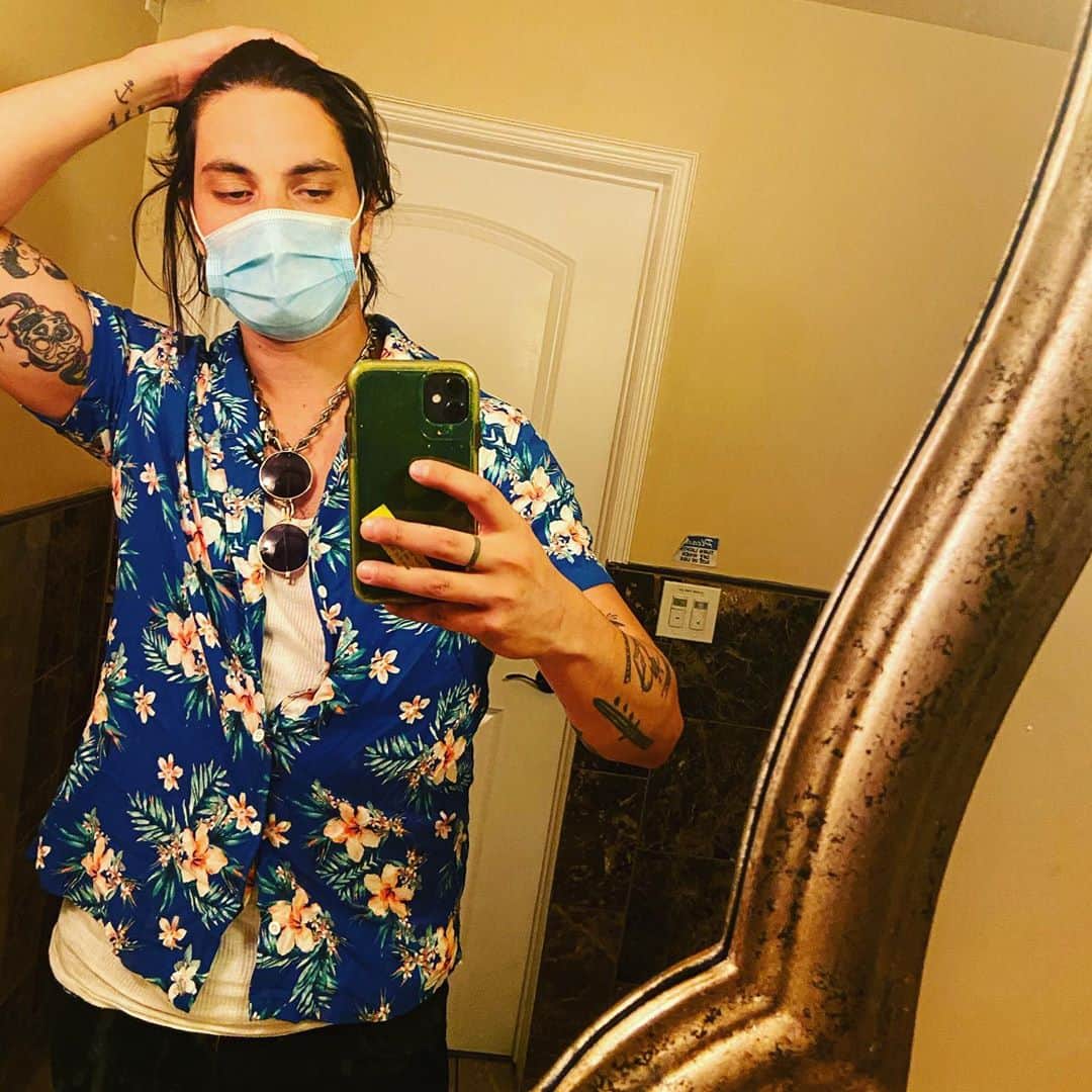 サミュエル・ラーセンのインスタグラム：「Stay safe kids!」