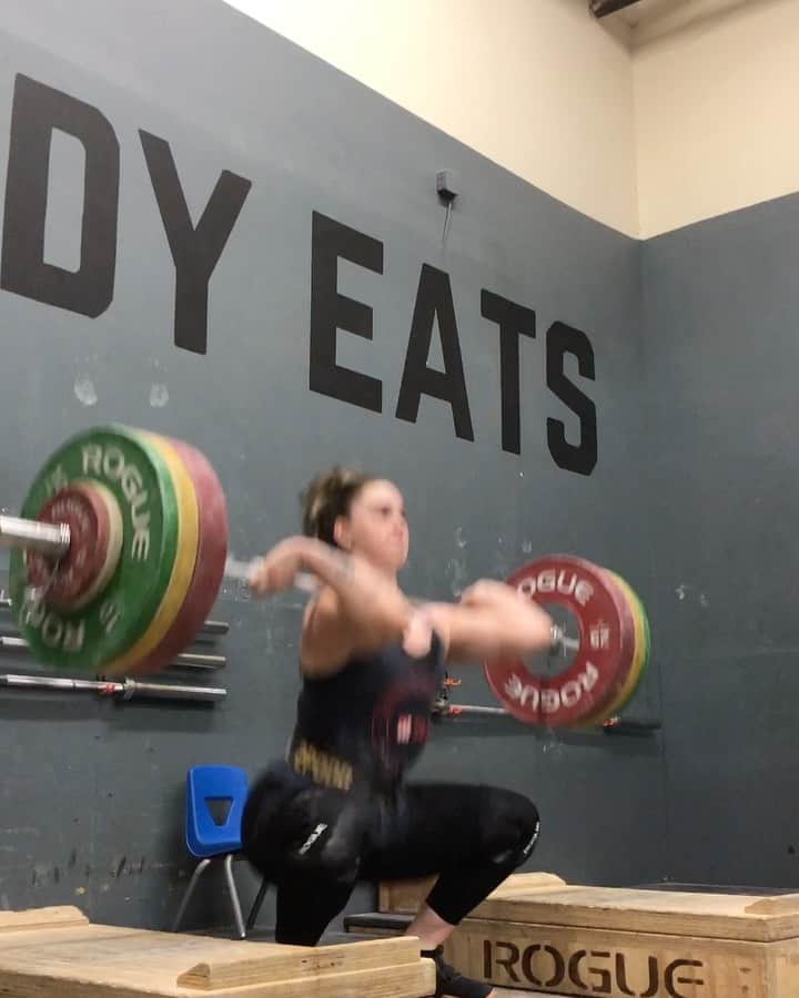 マッティ・ロジャーズのインスタグラム：「130kg/286lbs x 3  Last day of triples on these for this cycle & 12th work set triple of the day between snatches & cleans. Pretty dang ballsy first session today @aimees2cents!! Let’s all hope I survive my second session here in a bit. Also putting the 125kg set before 30 up because it was my fav set of the day 🤗 BW 76.2.   @rpstrength @2poodperformance @roguefitness」