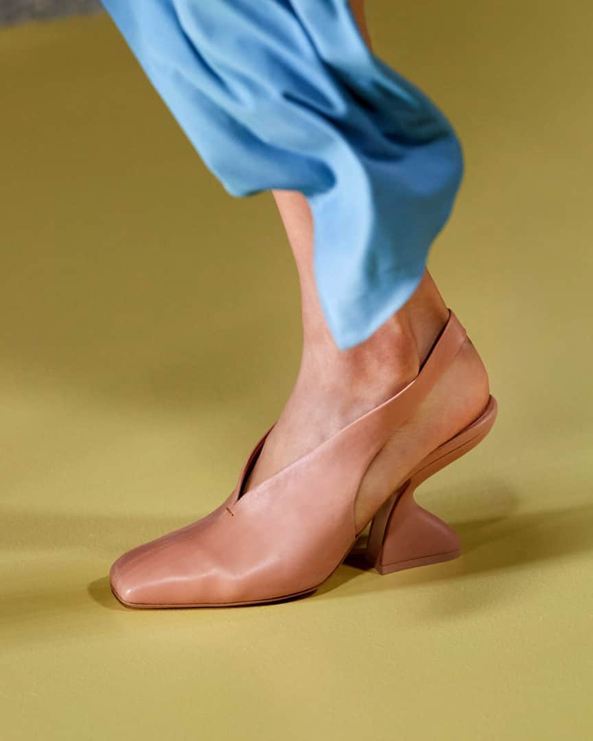 サルヴァトーレ・フェラガモのインスタグラム：「A reimagined interpretation of the iconic F-wedge heel makes its debut at the Salvatore Ferragamo Spring/Summer 2021 collection, in a contemporary expression of a house classic. #FerragamoSS21」