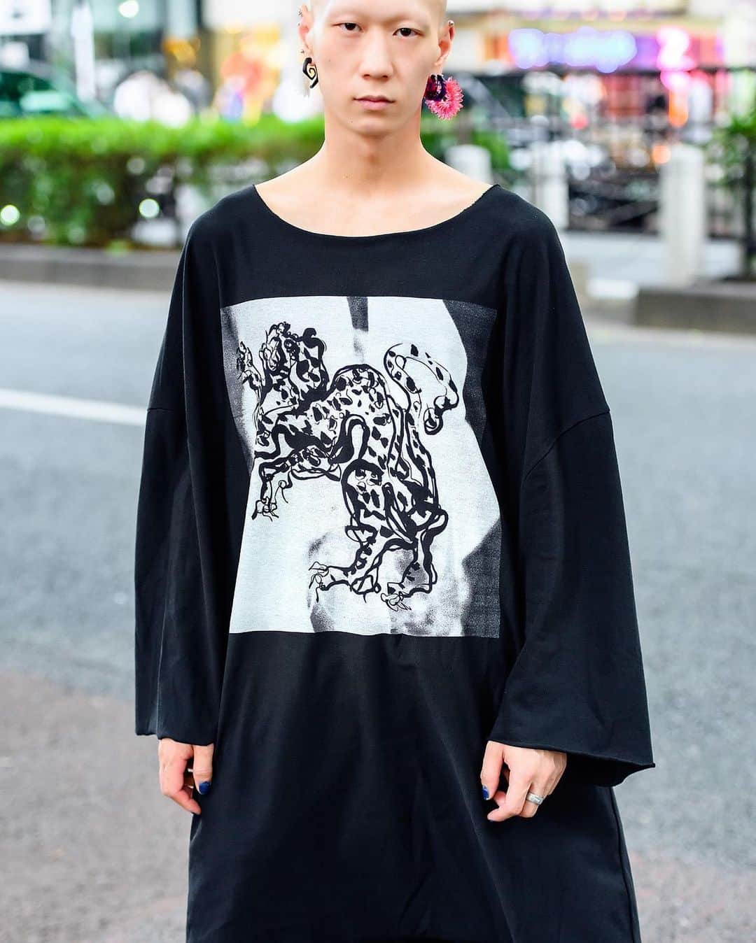 Harajuku Japanさんのインスタグラム写真 - (Harajuku JapanInstagram)「Japanese drummer/model Shouta (@tananasho) on the street in Harajuku wearing an oversized look with a graphic shirt by the Russian fashion brand Nomad Goba x Bunker Tokyo, Kujaku wide pants, Officialp earrings, a Kenzo wristwatch, Wachi rings, and Loake boots.」9月29日 6時10分 - tokyofashion
